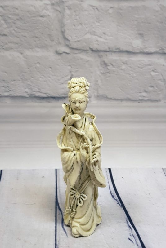 Estatua China Blanca - Porcelana Dehua - La mujer y la flor 1