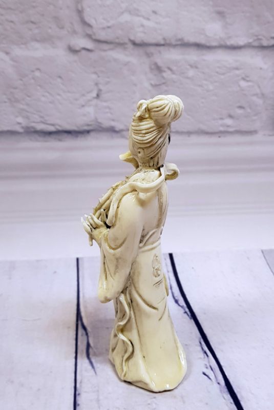 Estatua China Blanca - Porcelana Dehua - La mujer y la flor 3