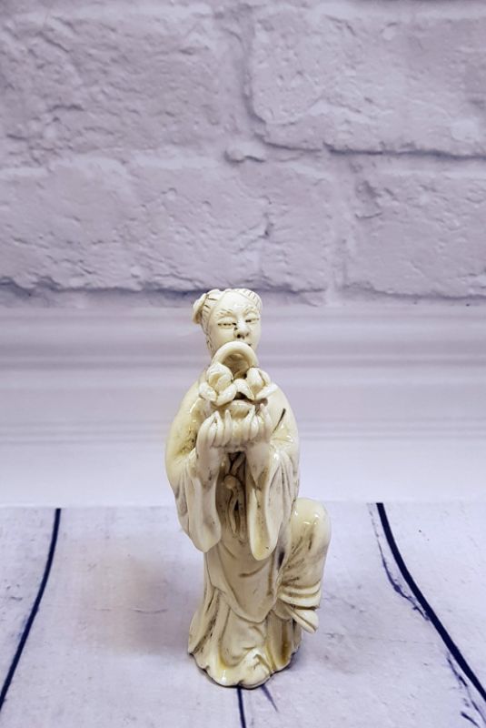 Estatua China Blanca - Porcelana Dehua - Mujer con una cesta 1
