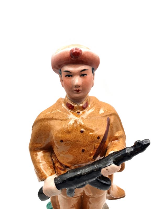 Estatua de porcelana - Revolución Cultural China - El mercenario siberiano 2