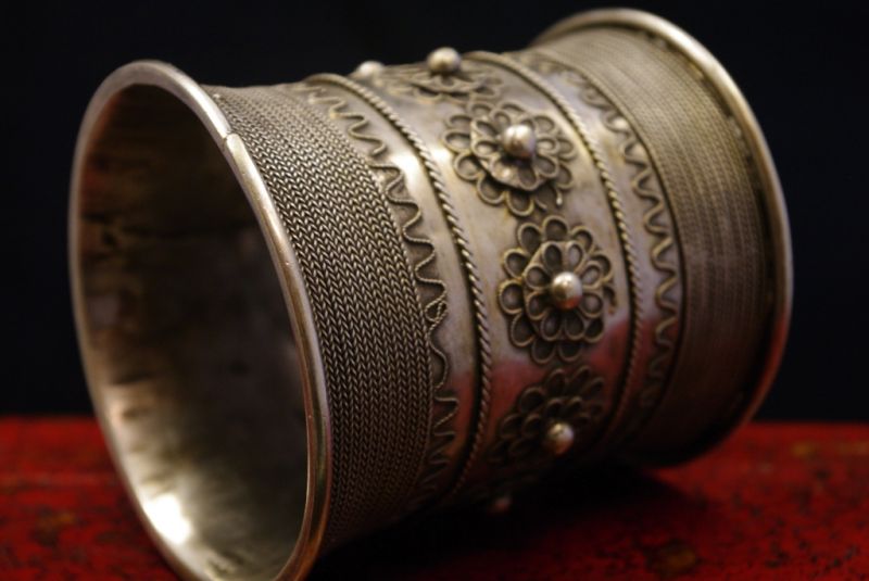 Ethnische Armbänder mit Blumen geschmückt 2