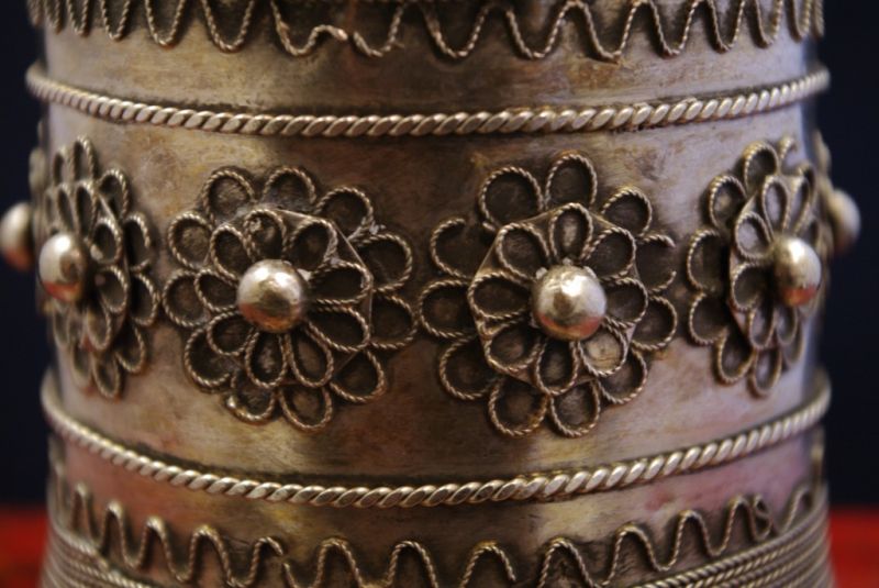 Ethnische Armbänder mit Blumen geschmückt 3