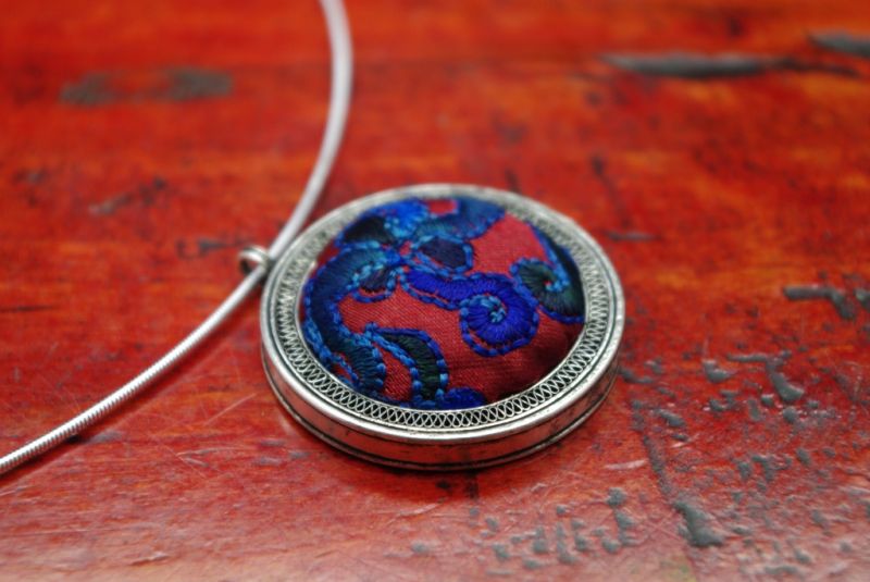 Ethnische Stickerei Halskette Runde rot und blau 4