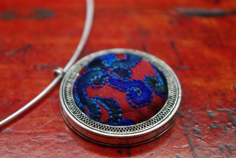 Ethnische Stickerei Halskette Runde rot und blau 5