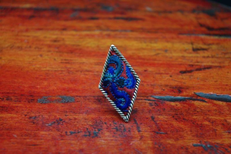 Ethnische Stickerei Ring Diamant Rot und Blau 2