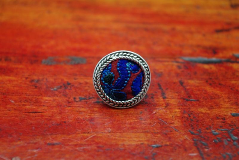 Ethnische Stickerei Ring Round Rot und Blau 2