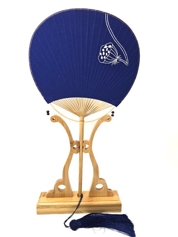 Éventail Japonais Uchiwa Bleu Marine - Motif Fleur Blanche