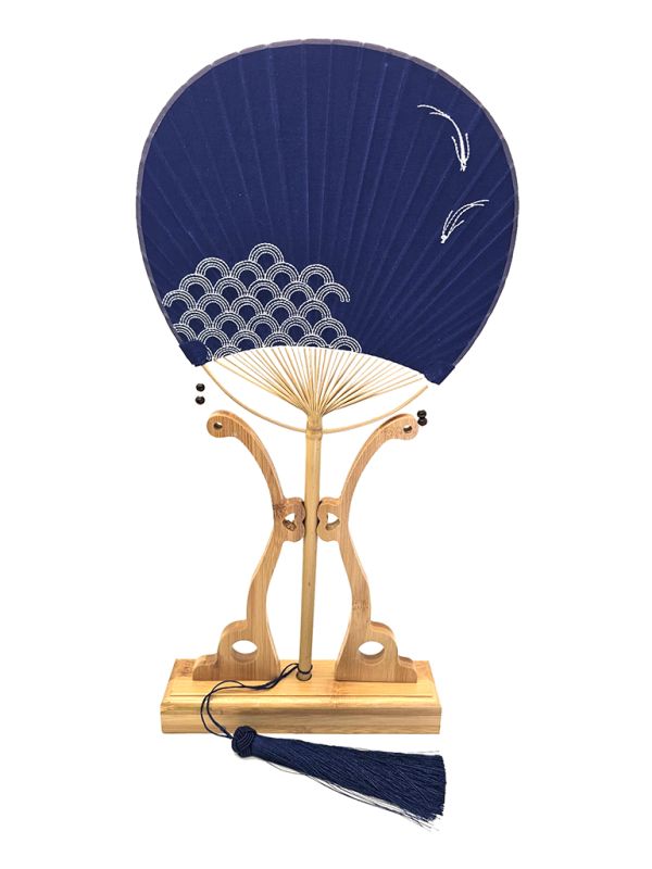 Éventail Japonais Uchiwa Bleu Marine - Motif Vagues Seigaiha et Poissons