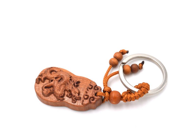 Feng Shui Keyring in wood - The dragon and the cloud 3