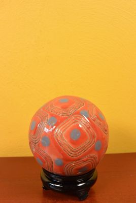 Grande Boule en Porcelaine avec Support Rouge