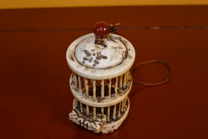 Grillenkäfig aus Knochen Rund 2