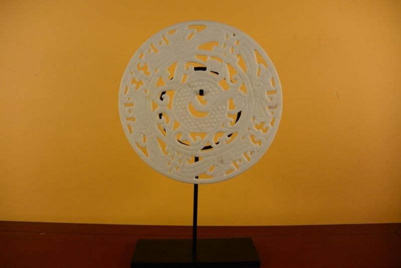 Große Bi-Scheibe aus Jade 30cm - Geätzten weiß 2