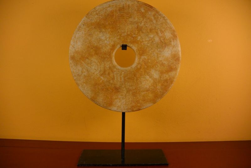 Große Bi-Scheibe aus Jade 30cm leicht geschnitzt 2