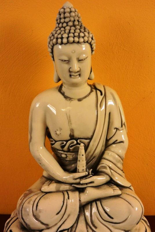 Grosse Buddha aus weissem Porzellan 3