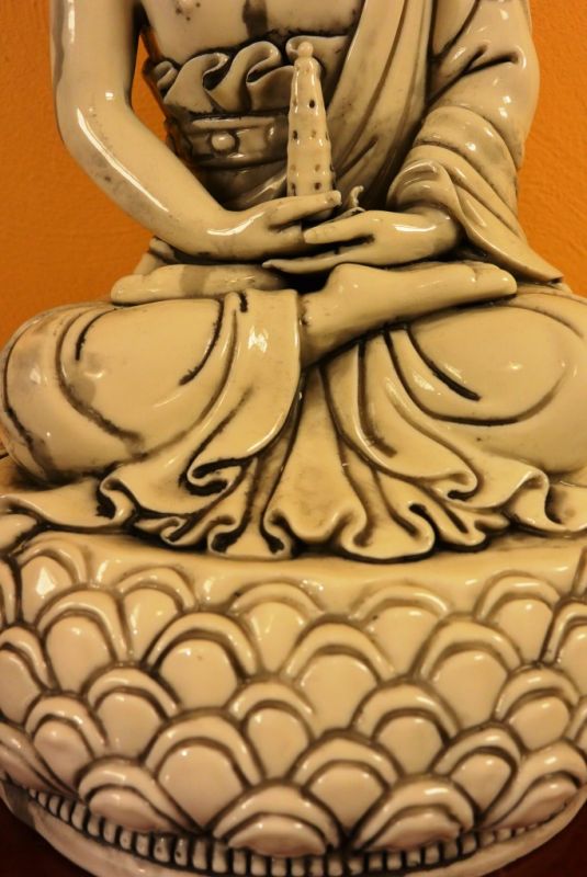 Grosse Buddha aus weissem Porzellan 4
