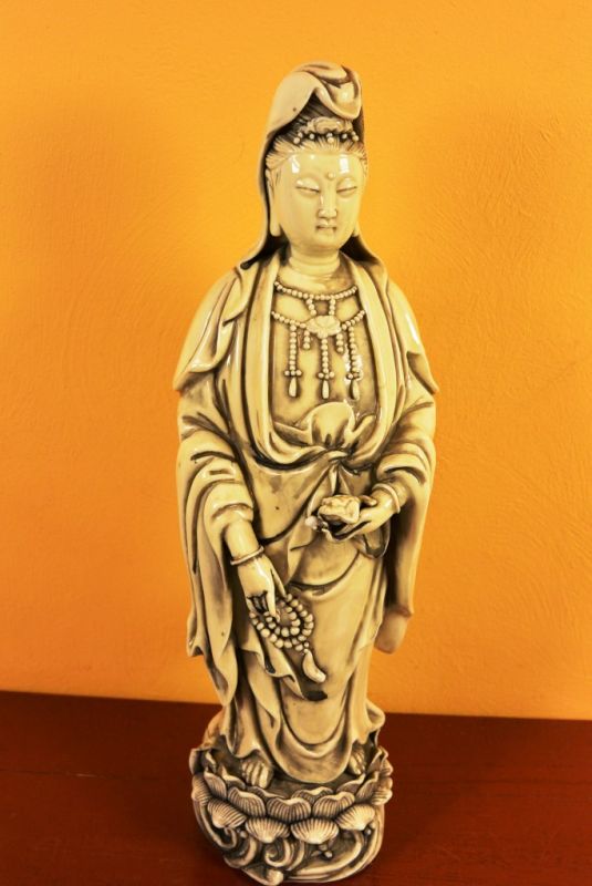 Grosse GuanYin in weissem Porzellan 2