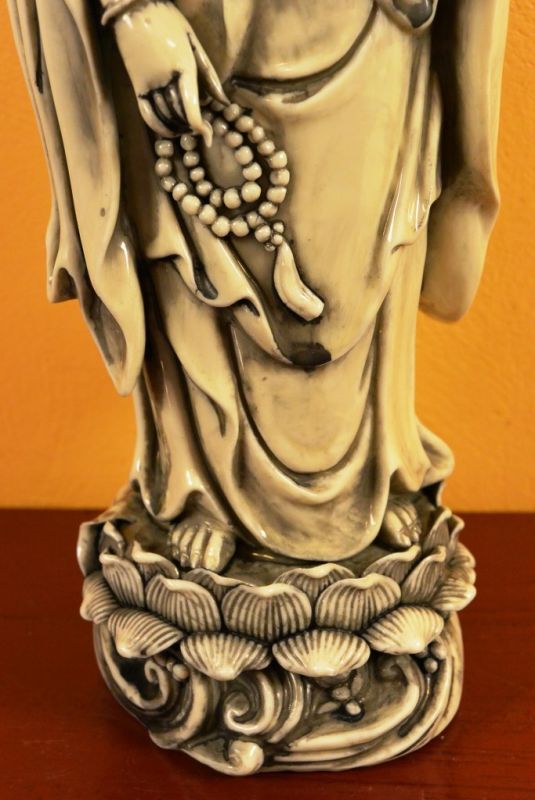 Grosse GuanYin in weissem Porzellan 4