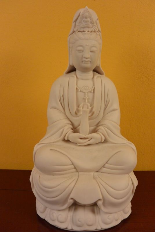 GuanYin in weissem Porzellan 2