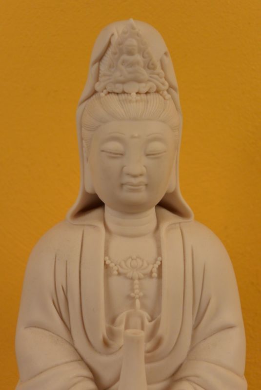 GuanYin in weissem Porzellan 3