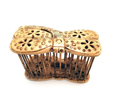 Grillenkäfige aus Knochen Libelle
