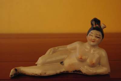 Tabatière érotique Chinoise Flacon Femme nue allongée