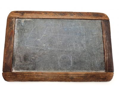 Kleine alte Schule Schiefertafel