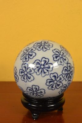 Boule Chinoise en Porcelaine avec Support Fleurs Boule Chinoise en Porcelaine avec Support Fleurs