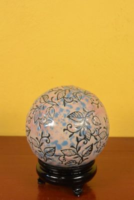 Boule Chinoise en Porcelaine avec Support Feuilles Roses Boule Chinoise en Porcelaine avec Support Feuilles Roses