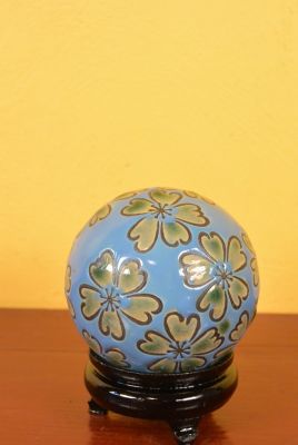 Boule Chinoise en Porcelaine avec Support Bleu Boule Chinoise en Porcelaine avec Support Bleu