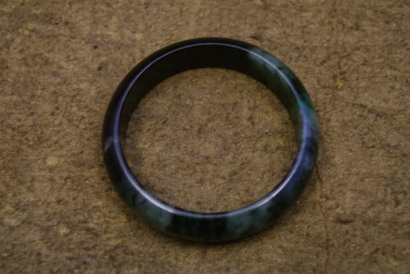 Jade Armreif Grau mit grünen Reflexen 5 9cm 2