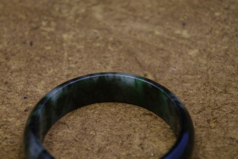 Jade Armreif Grau mit grünen Reflexen 5 9cm 3