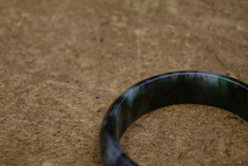 Jade Armreif Grau mit grünen Reflexen 5 9cm 4