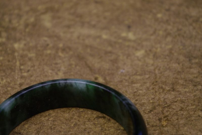 Jade Armreif Grau mit grünen Reflexen 5 9cm 5