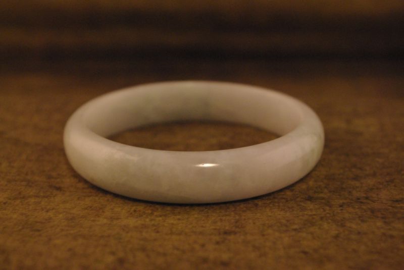 Jade Armreif Weiss mit grauen Highlights 6,2cm 2