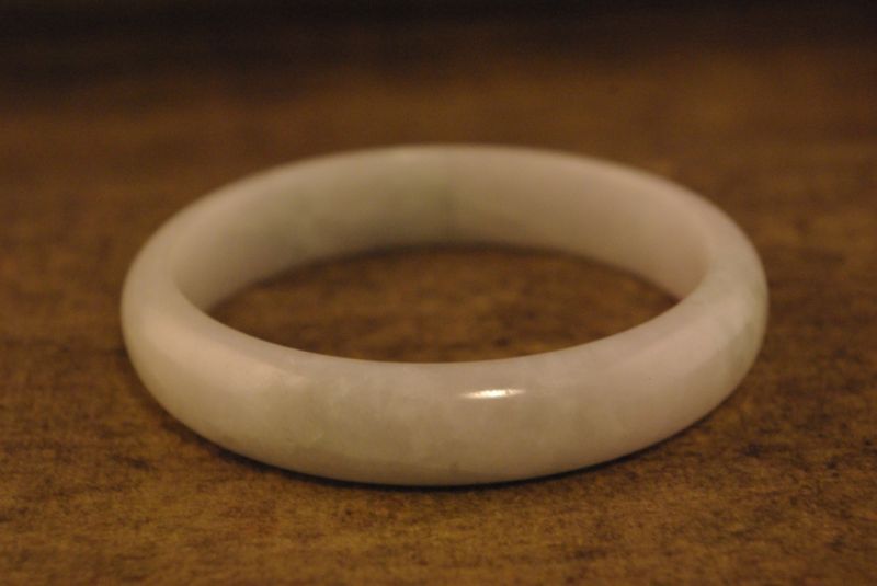 Jade Armreif Weiss mit grauen Highlights 6,2cm 5