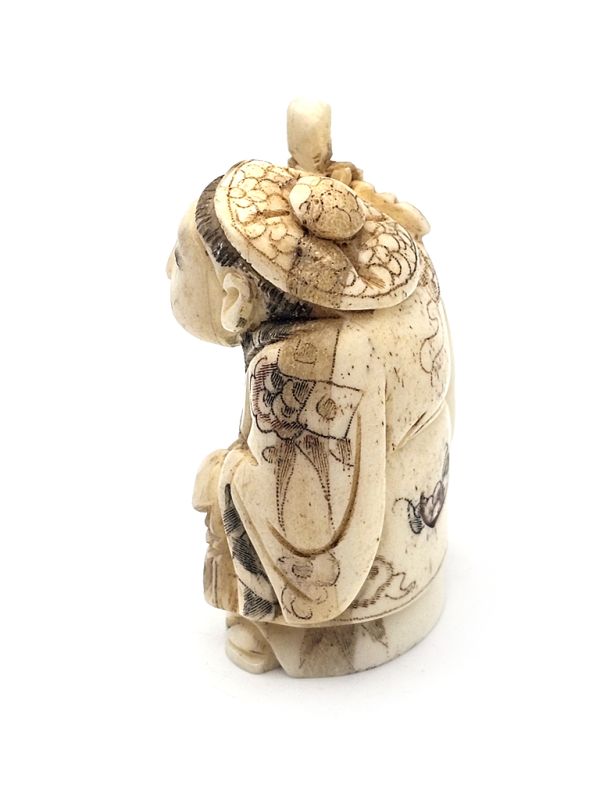 Japanese Netsuké in Bone - The village guardian 2