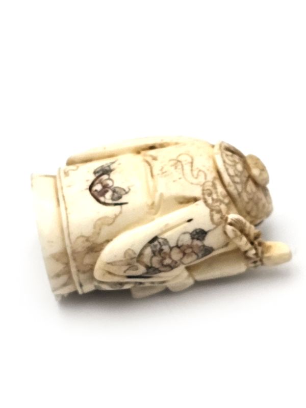 Japanese Netsuké in Bone - The village guardian 3