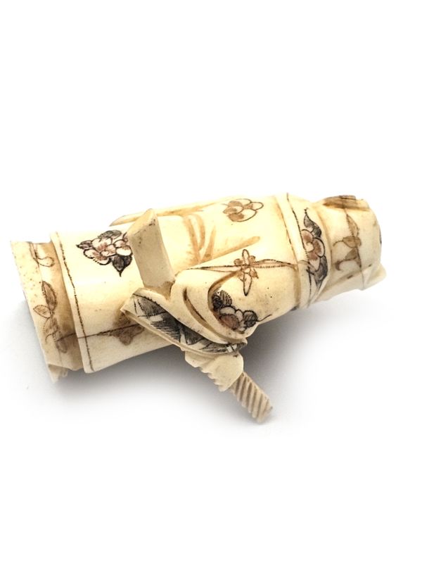 Click thumbnail to enlarge and hover over the picture to zoom Japanese Netsuké in Bone - The warrior 3