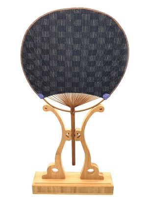 Japanischer Fan - Uchiwa - Holz und Stoff - Schwarze und graue Fliesen
