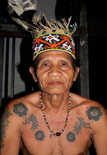 chef de la minorité ethnique Dayak avec un chapeau
