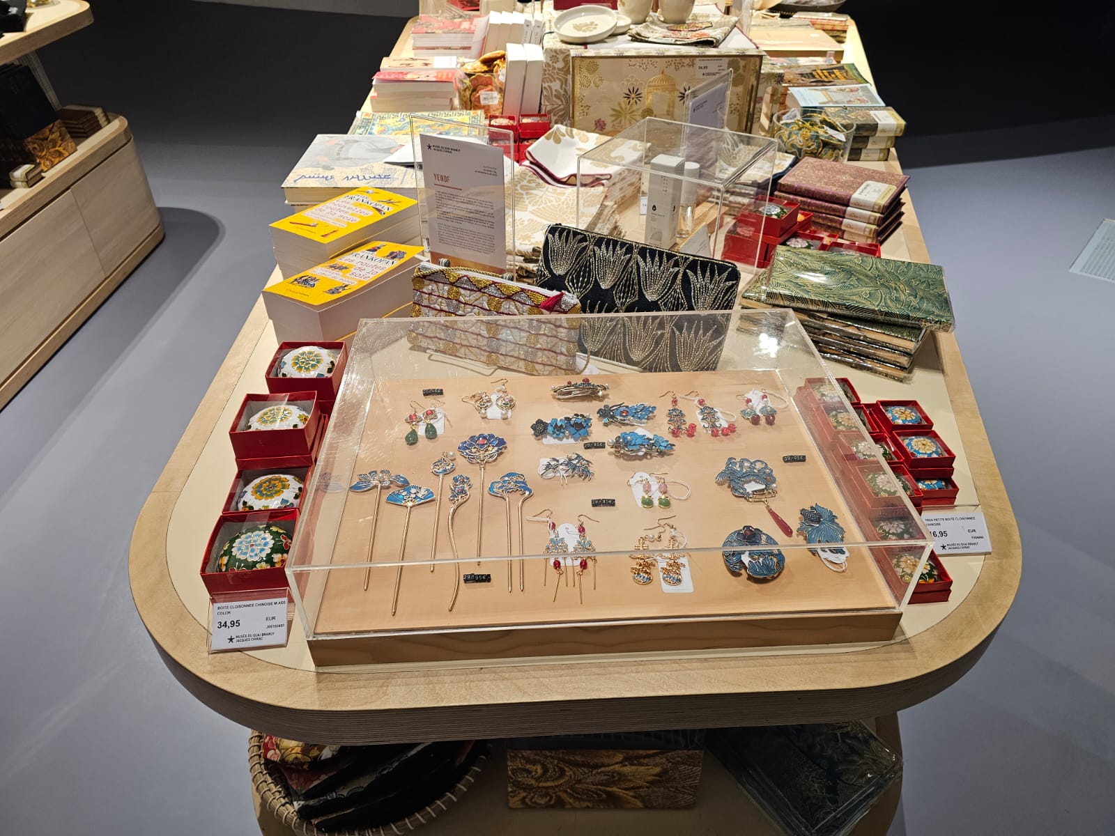 Exposition fil dor boitees cloisonnées et bijoux