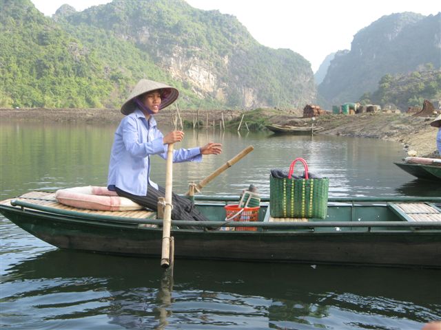 bateau marchand sur le fleuve mekong