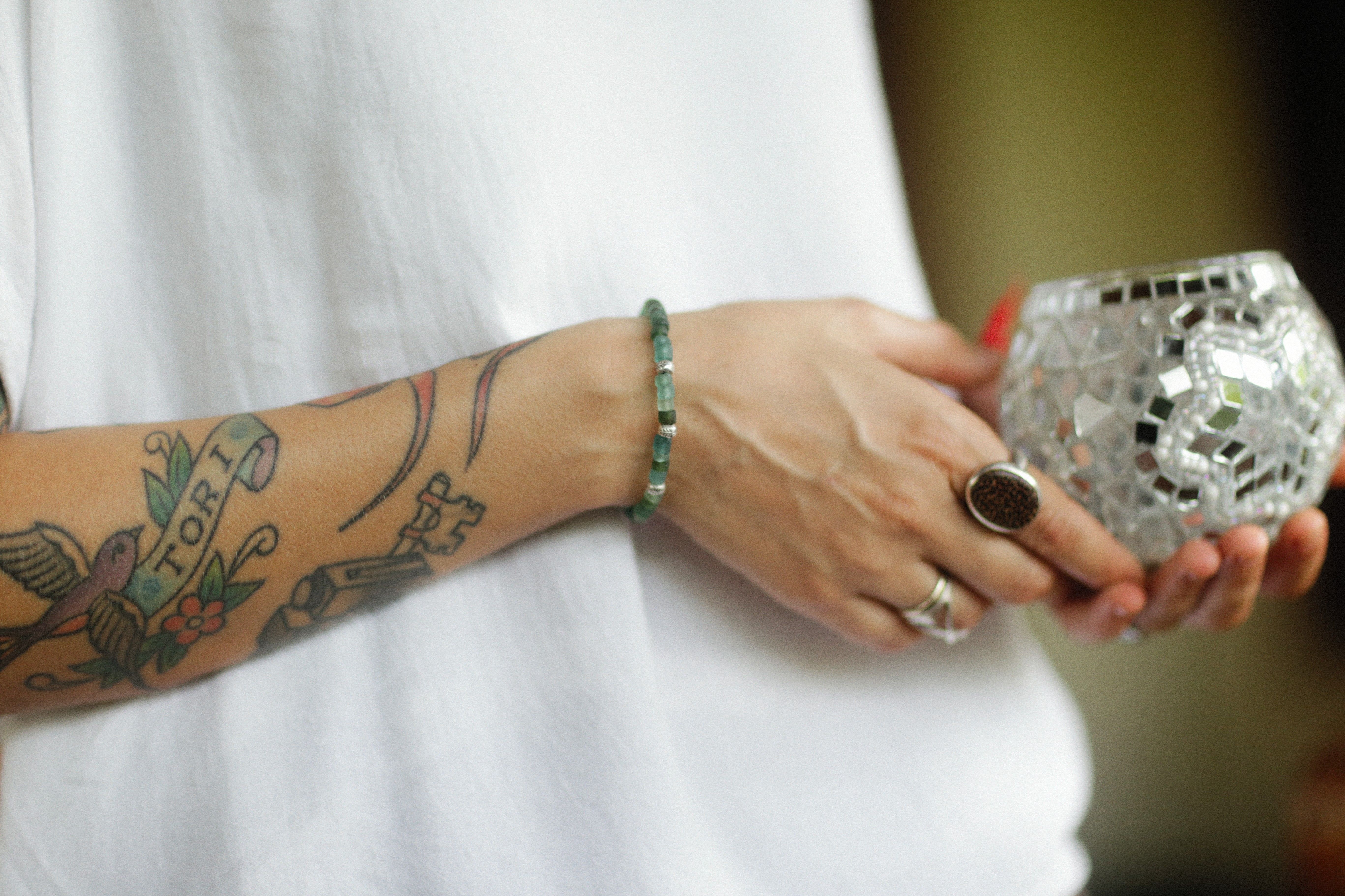 Amulette en jade sculptée avec nœuds décoratifs colorés