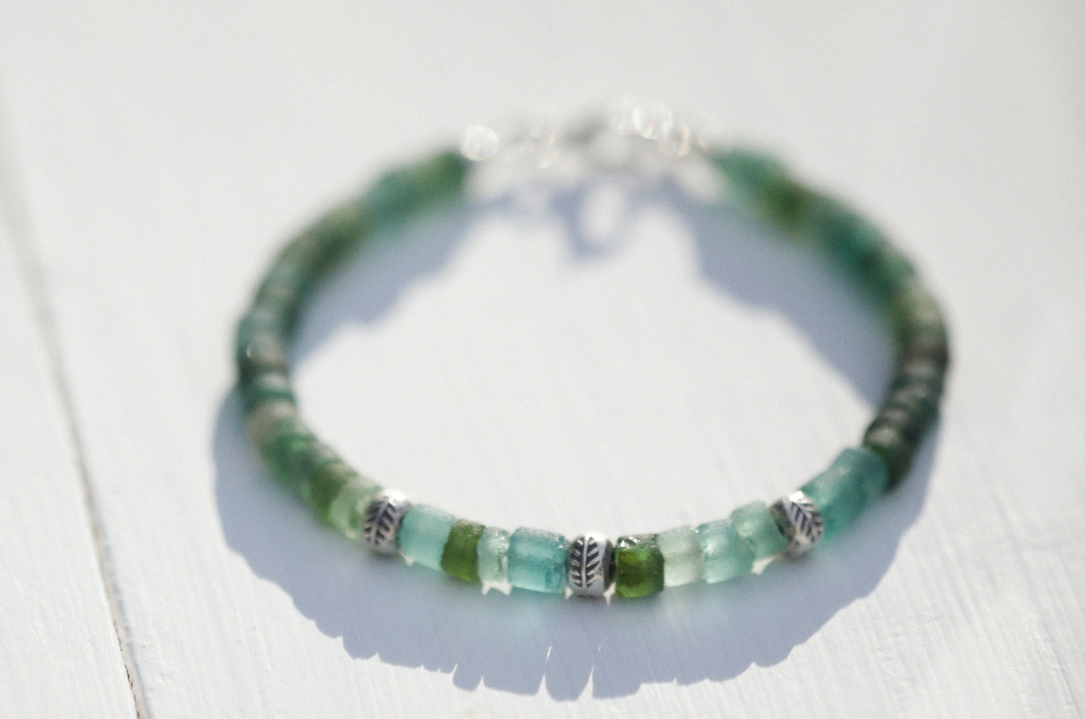 Bracelet en jade véritable chinois posé sur un tissu en soie