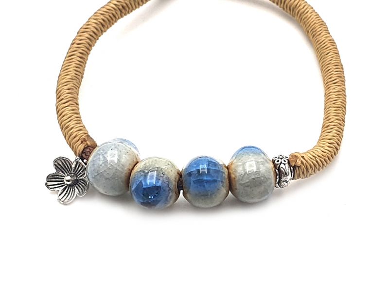 Keramik- / Porzellanschmuck - Kleines Armband - 4 blaue Perlen + 1 Blume 2