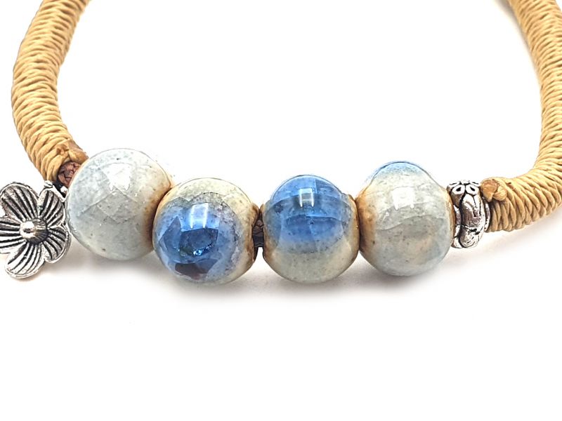 Keramik- / Porzellanschmuck - Kleines Armband - 4 blaue Perlen + 1 Blume 3