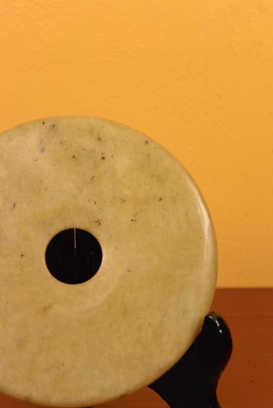 Kleine Chinesische Bi-Scheibe mit Holzständer Gelbtöne 2