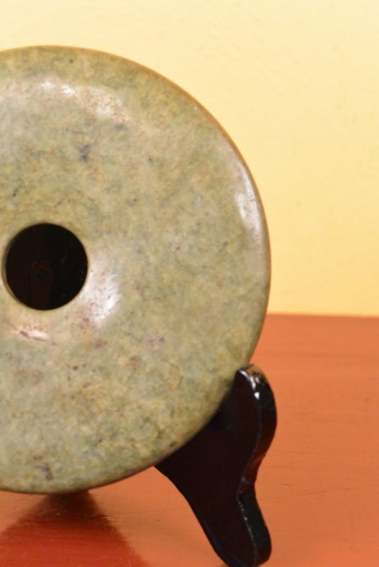 Kleine Chinesische Bi-Scheibe mit Holzständer Grün 2