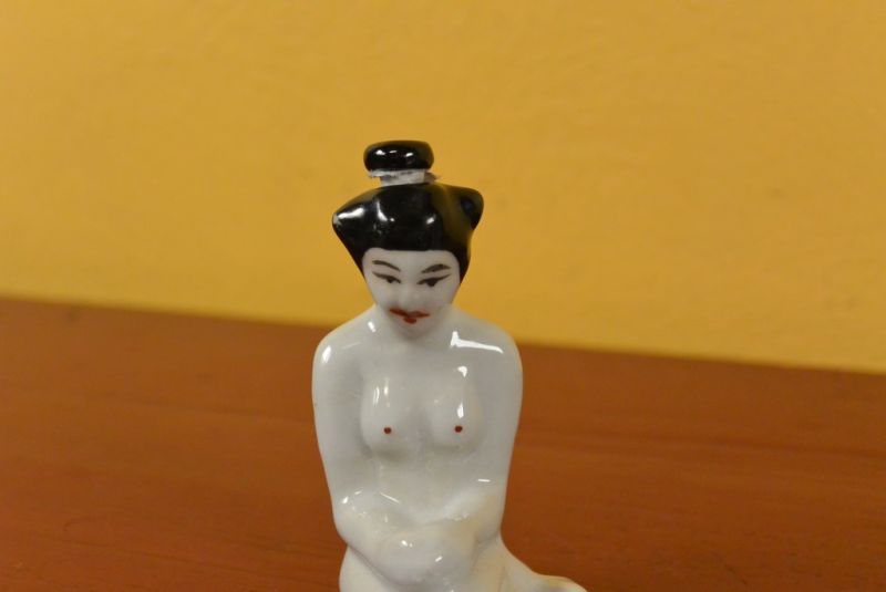 Kleine Erotische Schnupftabakflasche Nackte Frau 3 2