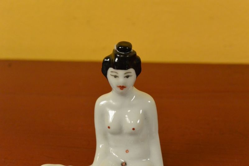 Kleine Erotische Schnupftabakflasche Nackte Frau 2